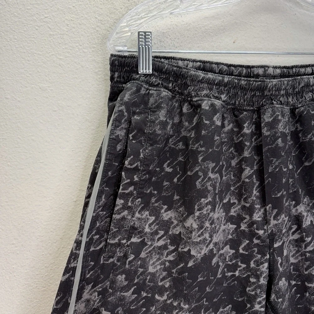 Lululemon Mens Pace Breaker Short Linerless (removed) Black Print Size XL Gym